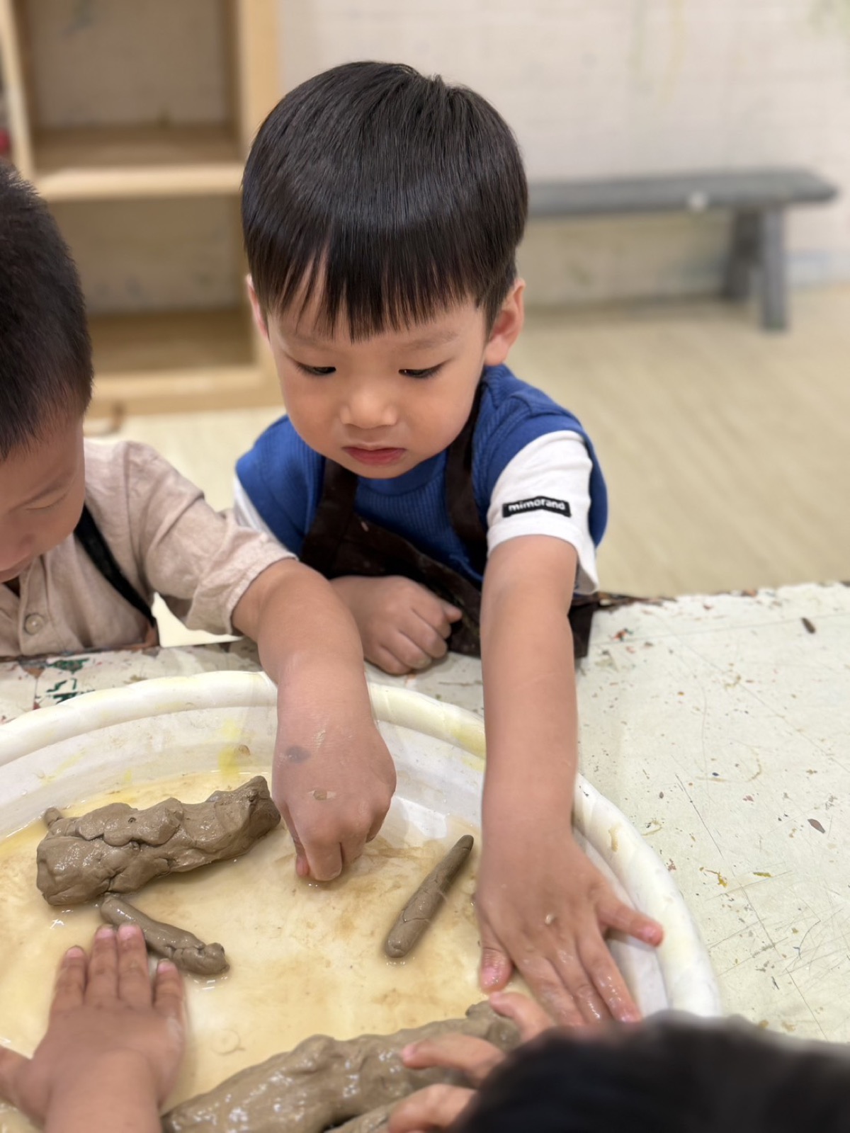 孩子用雙手探索濕黏土