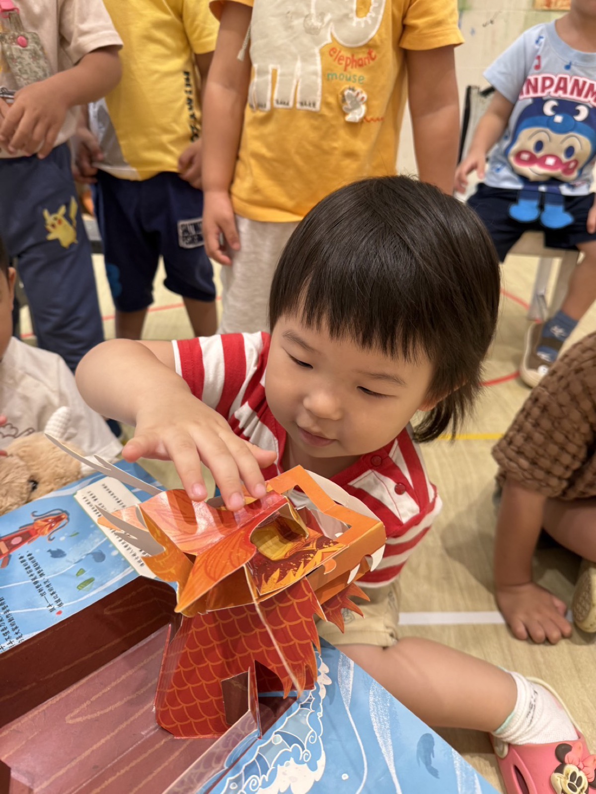 孩子操作立體龍舟創作