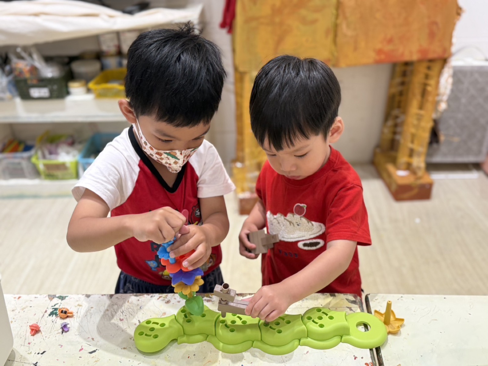 兩位孩子共同操作花朵組裝材料