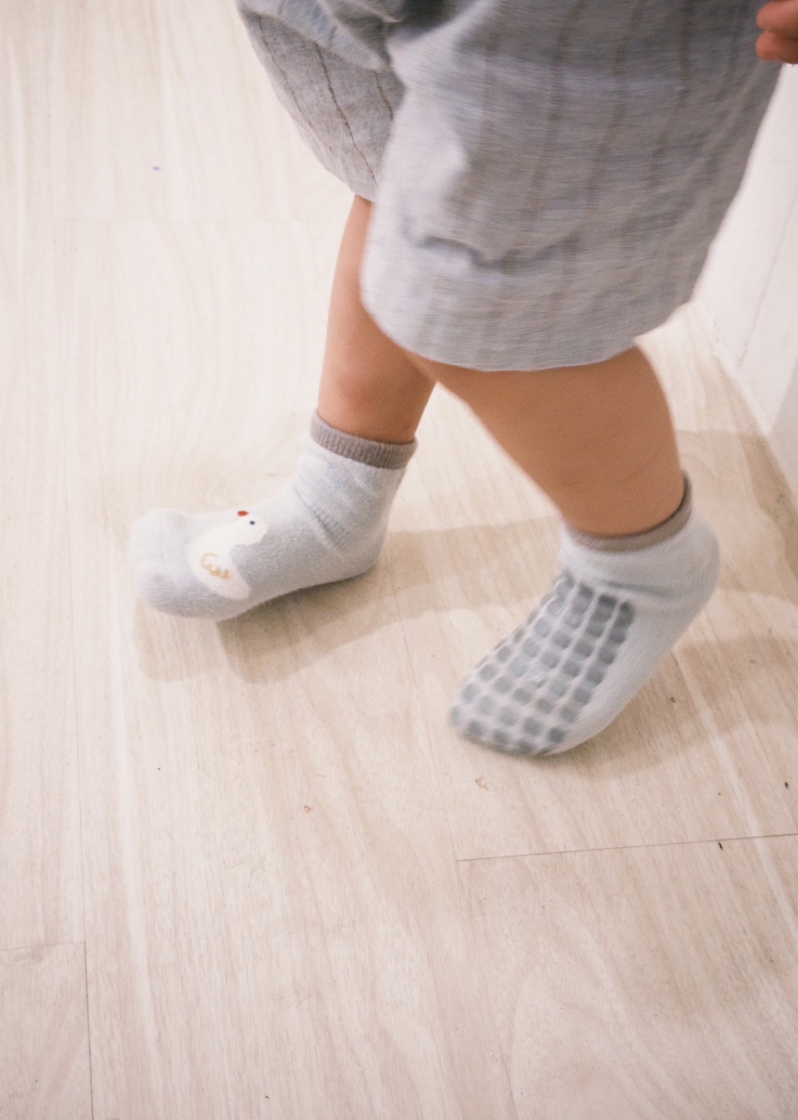 孩子穿著襪子在教室中走動