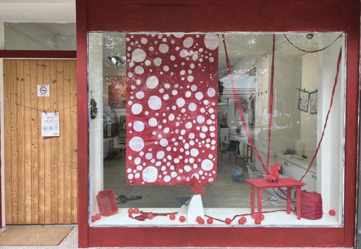 大綠地教室外窗展示紅色主題藝術作品