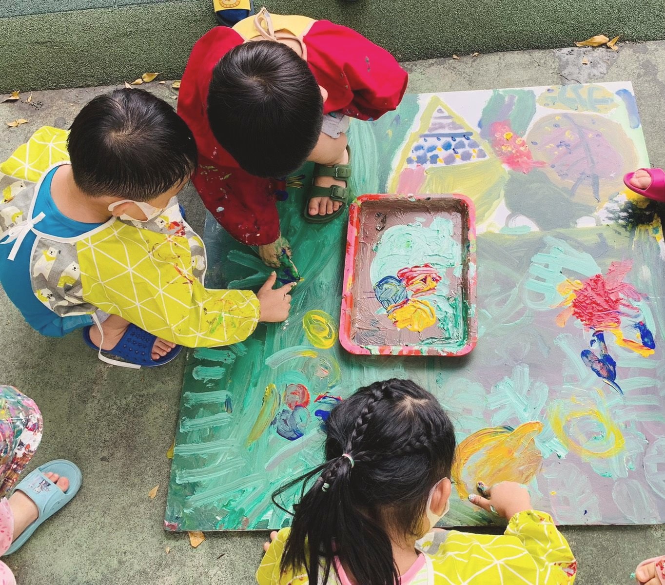 孩子用手指與顏色進行感官創作
