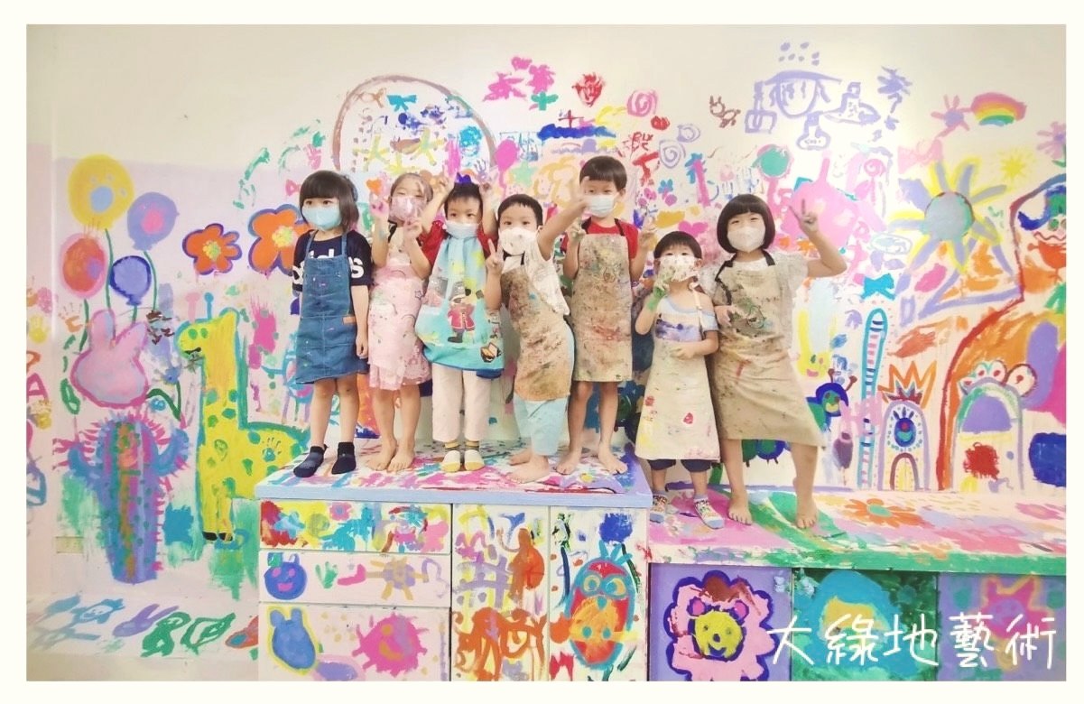 孩子共同完成的大型牆面創作